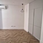 Salón y cocina del estudio reformado en Fuente del Saz 7, Hispanoamérica, Madrid
