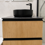 Lavabo y acabados del baño del estudio reformado en Fuente del Saz 7, Madrid